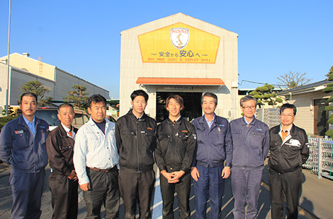 日綜産業株式会社 岩間事業所 社員の方々との写真