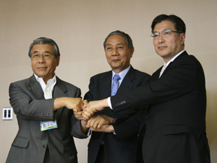 左から八王子市黒須市長、東京工科大学軽部副学長、りそな銀行須賀執行役員