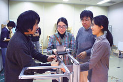 試行錯誤を繰り替えし制作する東京工科大学のコンピュータサイエンス学部学生チーム