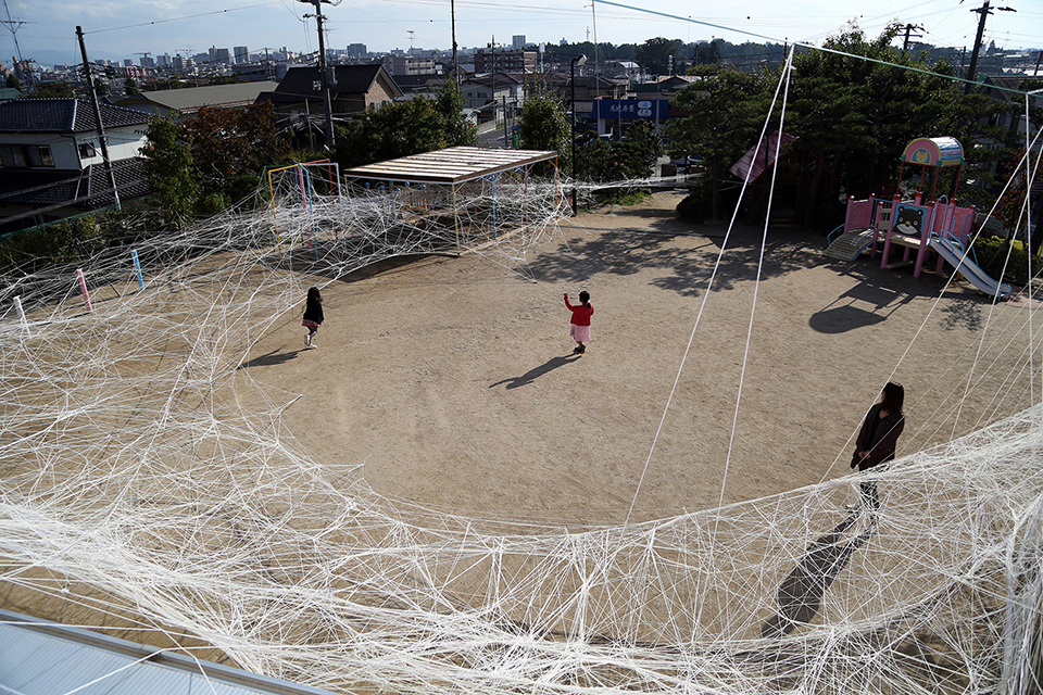「Nest: Tomita」幼稚園園庭における屋外作品制作/富田幼稚園、2013年