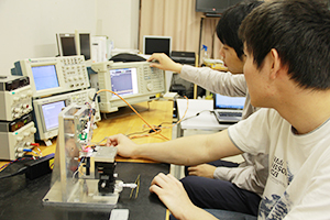工学部電気電子工学科で学ぶ学生たち