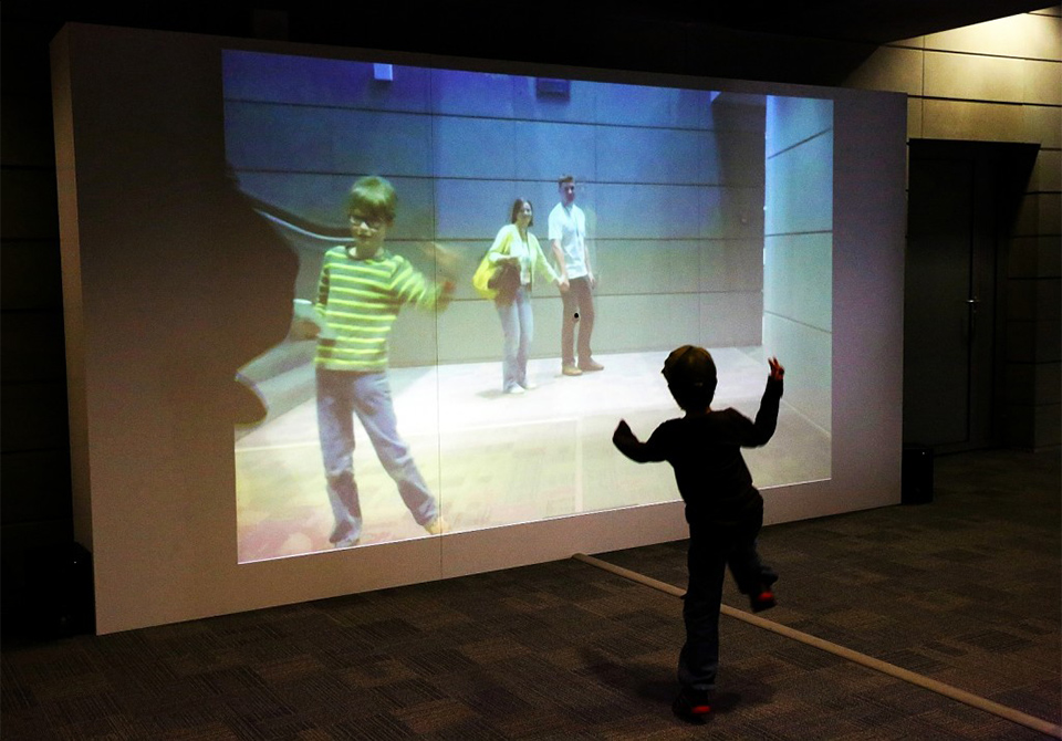Dancing Mirror(すべての動作がダンスになる, 2013, WROメディアアートビエンナーレ2015, メディアアート)