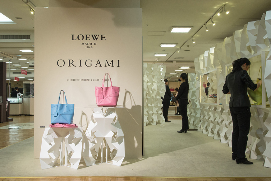LOEWE展のテーマである「ORIGAMI」をもとに、折紙の仕組みを用いた構造体を使って店舗全体の空間を構成しデザインした、2013年