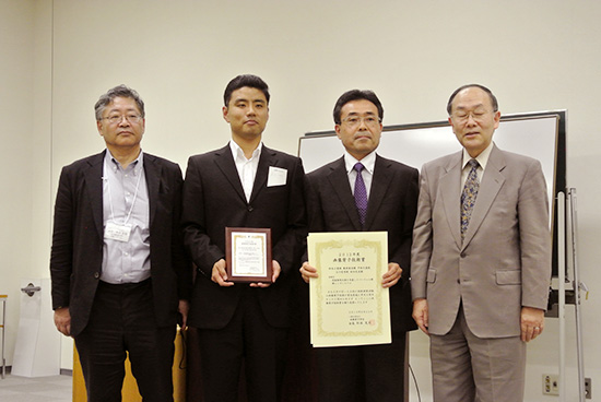 画像電子技術賞共同受賞者（左から西田友是教授、立川智章研究員）と画像電子学会 松本充司会
長（右）
