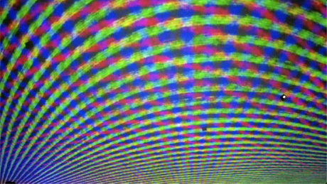 ドームに投影された映像を撮影した格子模様のシーン
