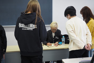 イラストレーター上田三根子氏を招いた特別講話