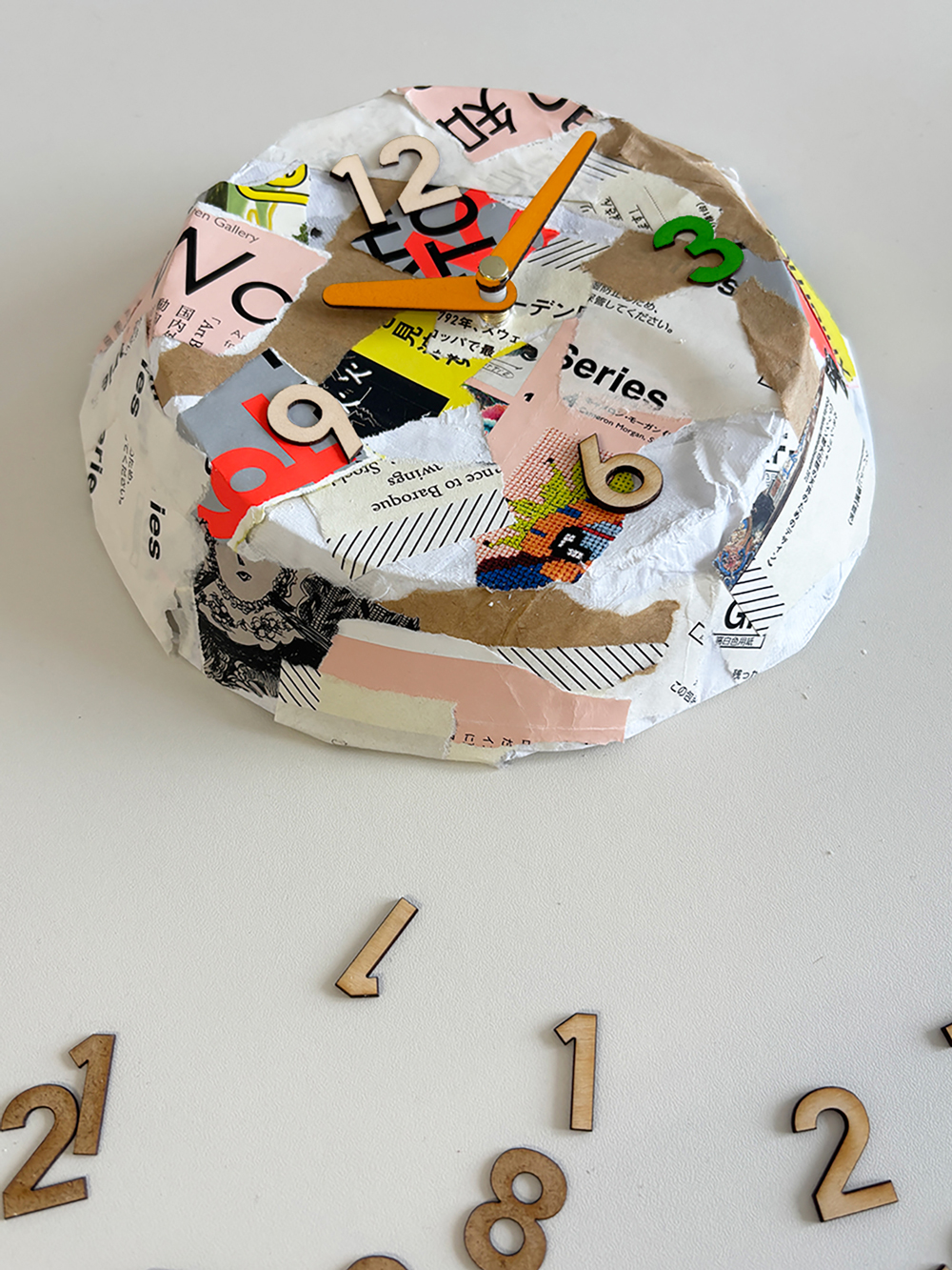 大田区提携講座で制作されたコラージュ時計の作品例