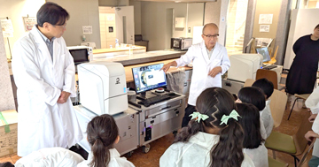 「夏休み子ども科学教室 ― 電子顕微鏡でミクロの世界探検」を開催しました