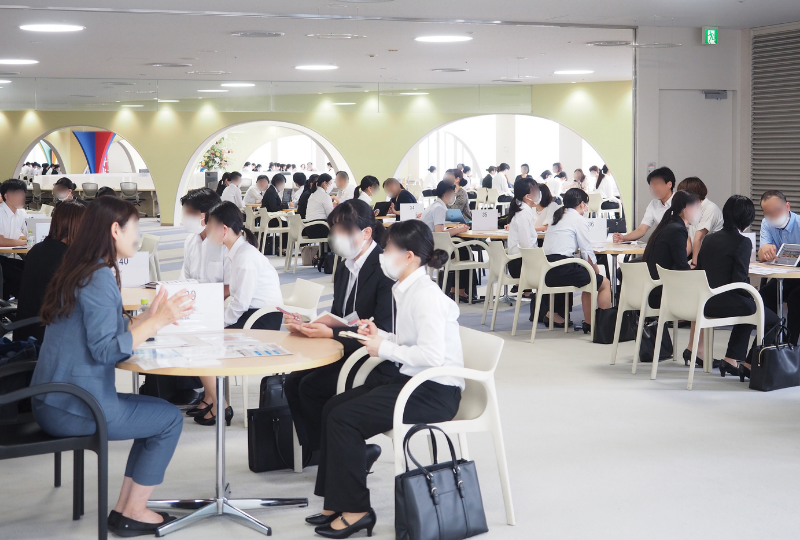 就職セミナーで説明を聞く学生
