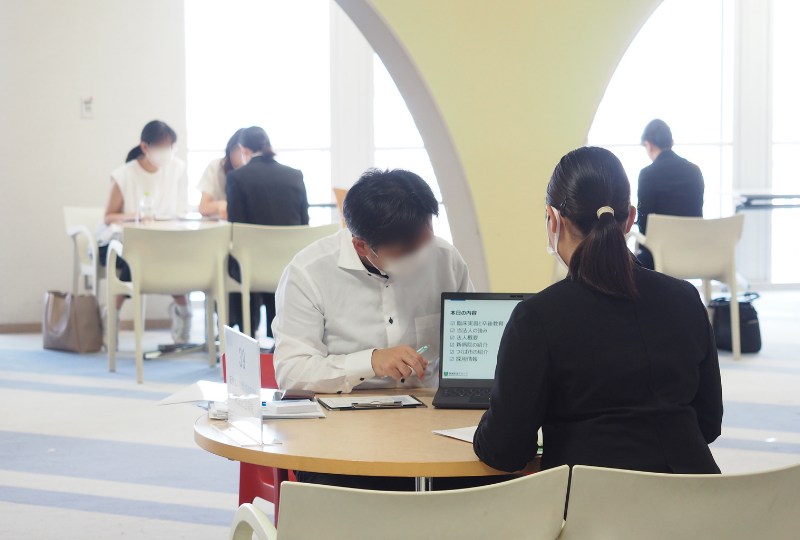 医療機関・施設の担当者と話す学生