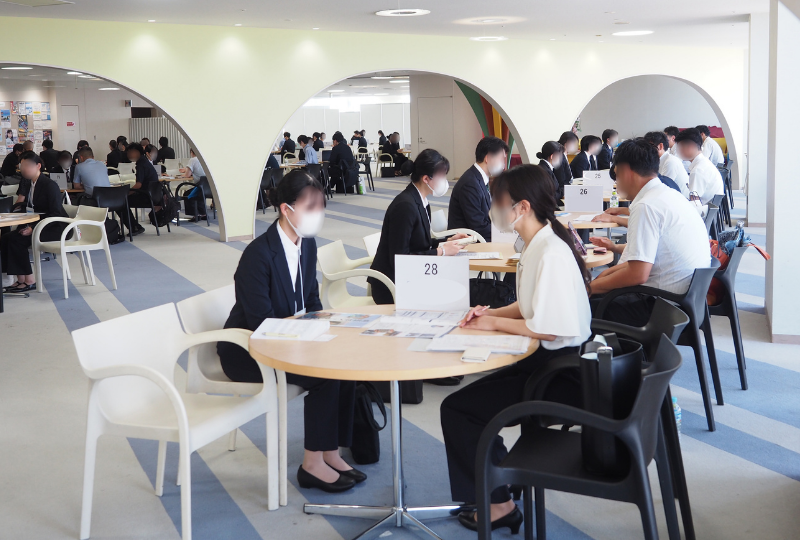 就職セミナーで説明を聞く学生