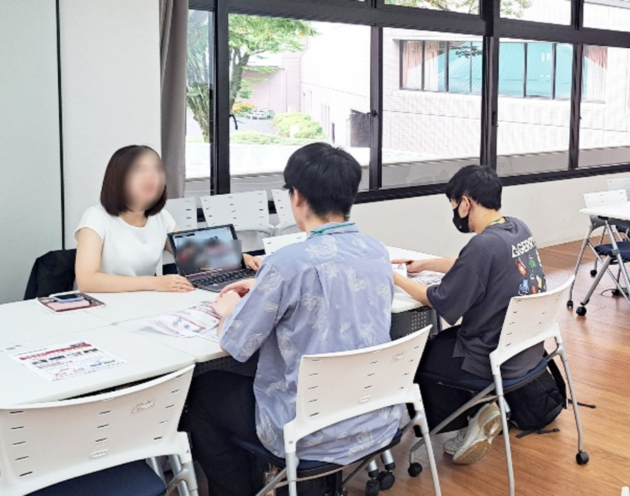 企業の人事担当者から話を聞く学生