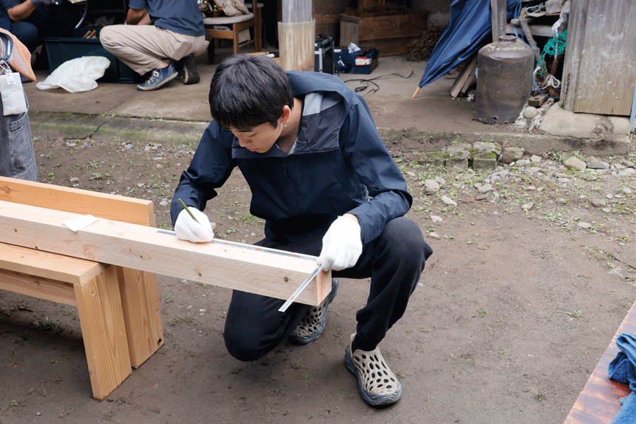 木工作業に取り組む様子1