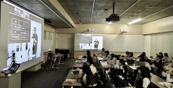 写真３：立教女学院で受講する中高生