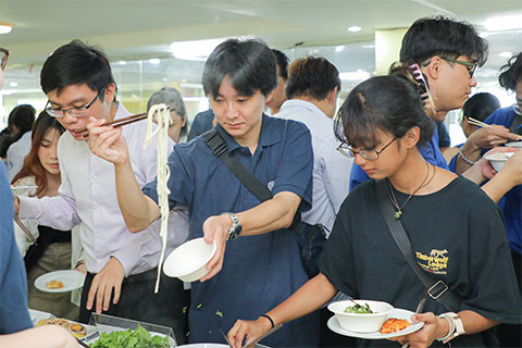 学生交流のようす。うどんをふるまう