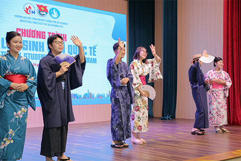 学生交流のようす。浴衣での交流