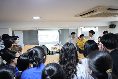 ロボットについて説明する本学学生(ロボットの制御)
