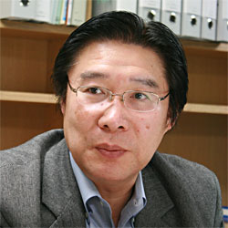コンピュータサイエンス学部 手塚 悟 教授 コンピュータサイエンス学部 手塚 悟 教授
