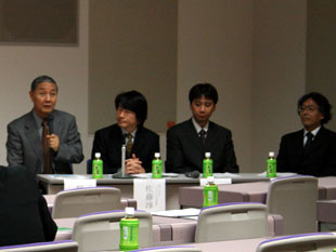 左より、本学・軽部副学長、佐藤助教授、野島研究員、ヨコハマTLO・西川氏