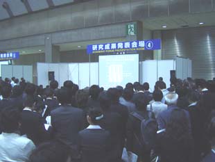 昨年も多くの聴衆を集めた本学の講演