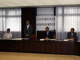 左より岡部副市長、黒須市長、軽部副学長、斉木教授