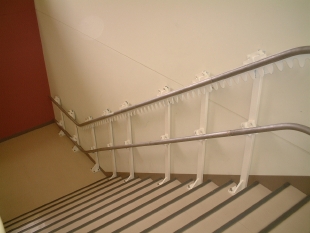 階段に設置されたガイド