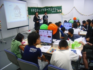 小学生向け金融経済eラー二ング教材で学習している様子３